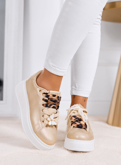 LAURA - Złote sneakersy na platformie z animalistycznymi sznurówkami i biżuteryjnymi detalami