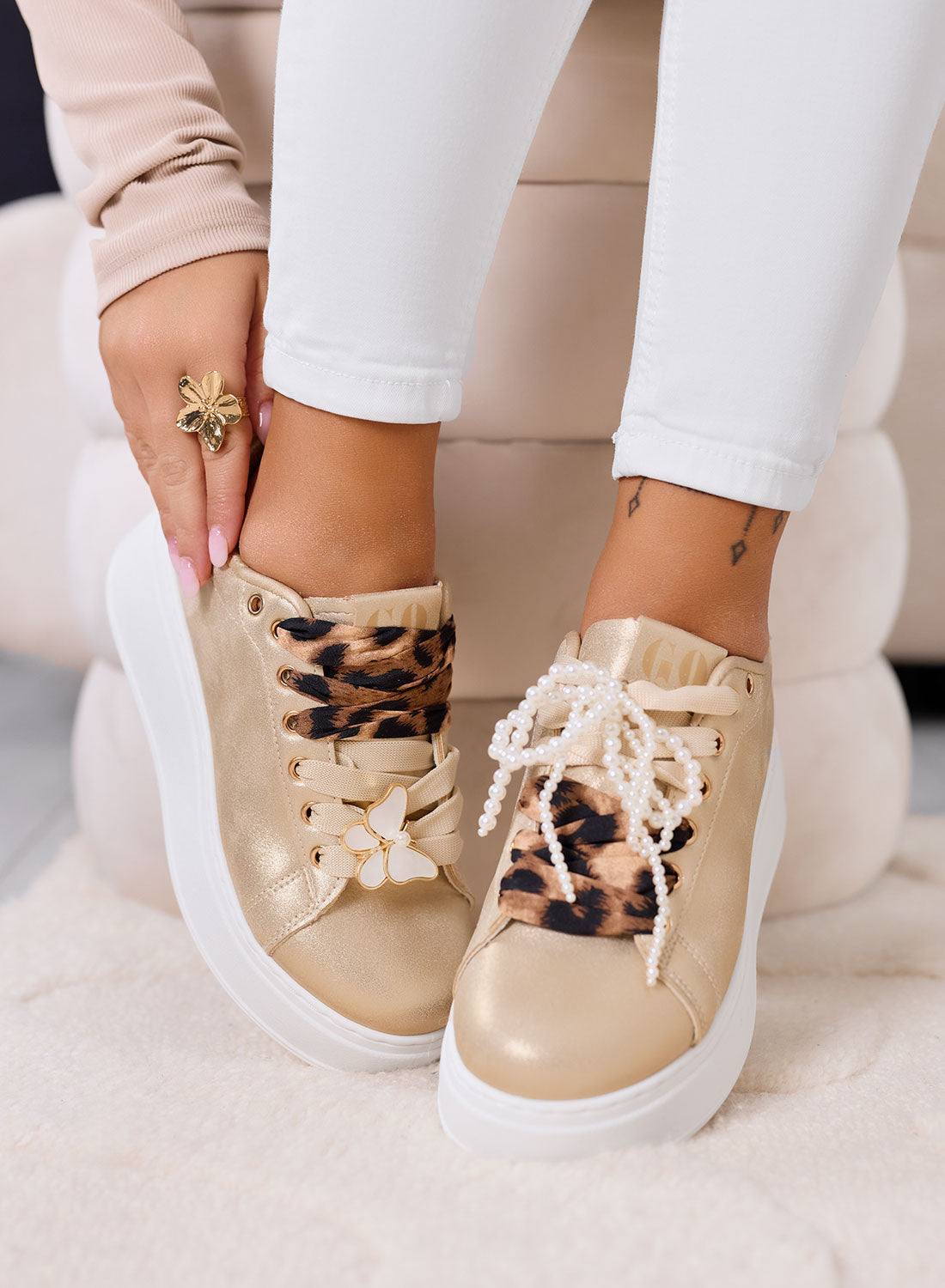 LAURA - Złote sneakersy na platformie z animalistycznymi sznurówkami i biżuteryjnymi detalami